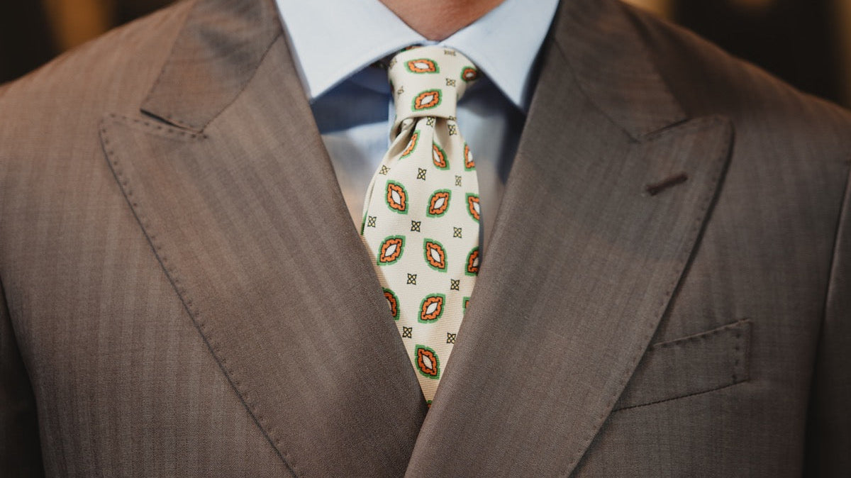 Blazer sartoriale uomo made in Italy: dettaglio risvolto e costruzione artigianale