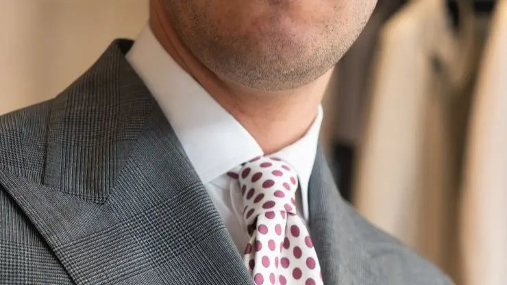 Camicia uomo bianca indossata con blazer doppiopetto glen plaid e cravatta a pois - michidamato.com
