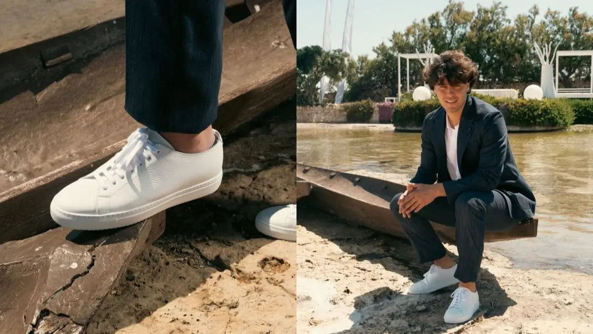 Dettaglio sneakers bianche in pelle con abito blu e pantalone sopra la caviglia, look uomo Michi D'Amato